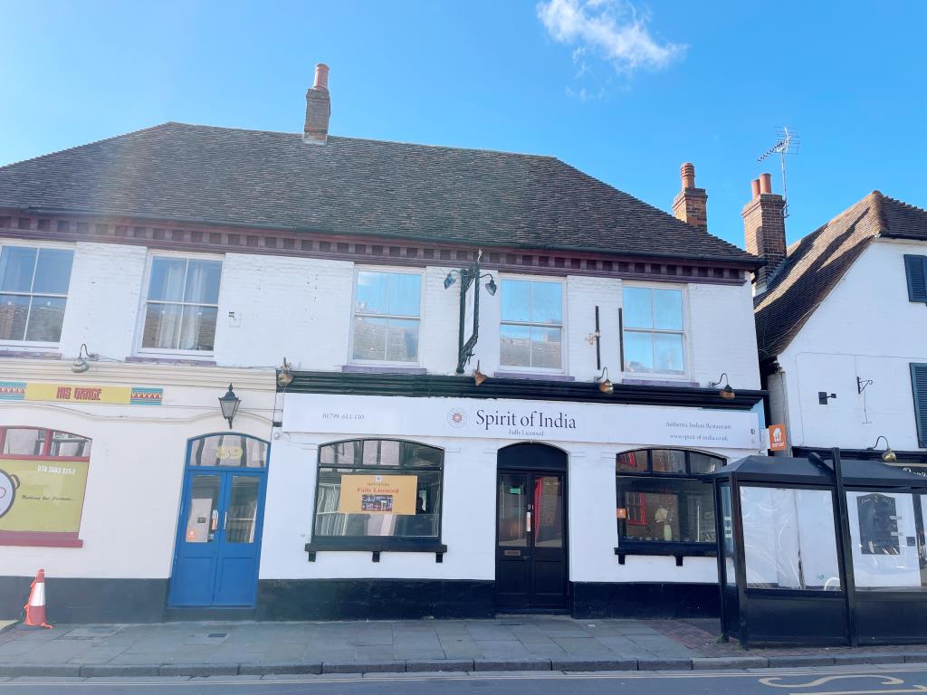 Lot: 126 - ONE-BEDROOM FLAT FOR INVESTMENT - View of building from high street